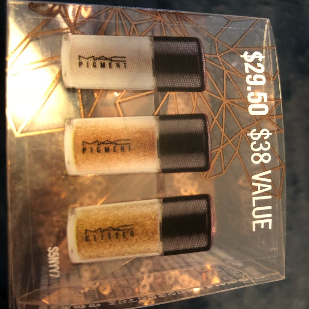 Mac eye pigments holiday edition